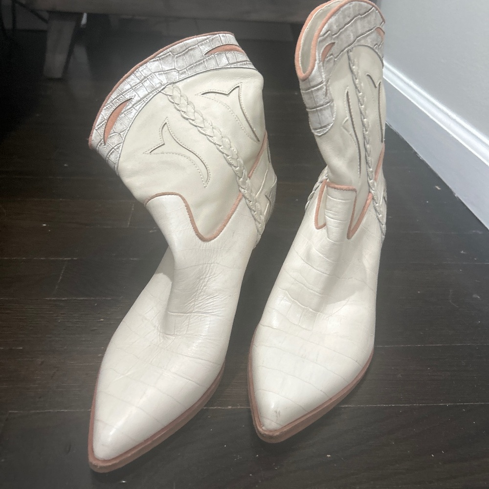Low cowgirl boots